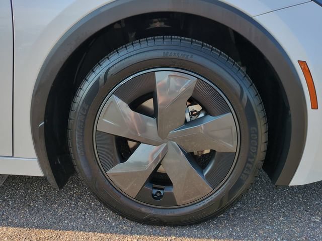 Used 2025 Toyota Prius LE FWD image 11