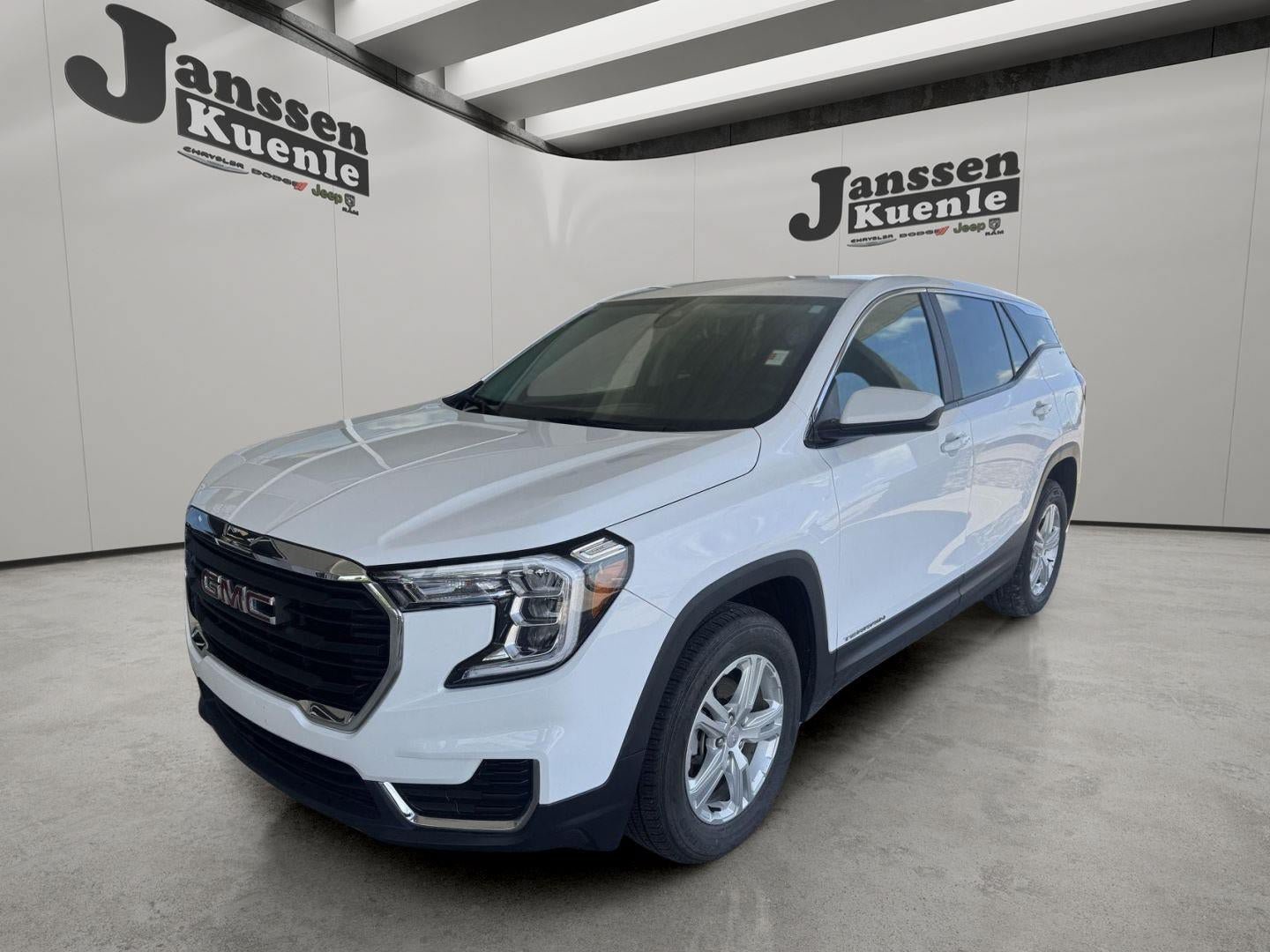 Used 2024 GMC Terrain SLE AWD/4WD image 5