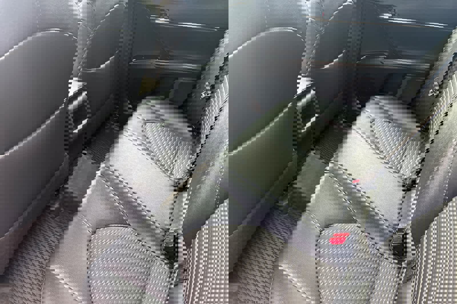 Used 2019 Toyota Camry SE w/ Carpet Mat Package image 4