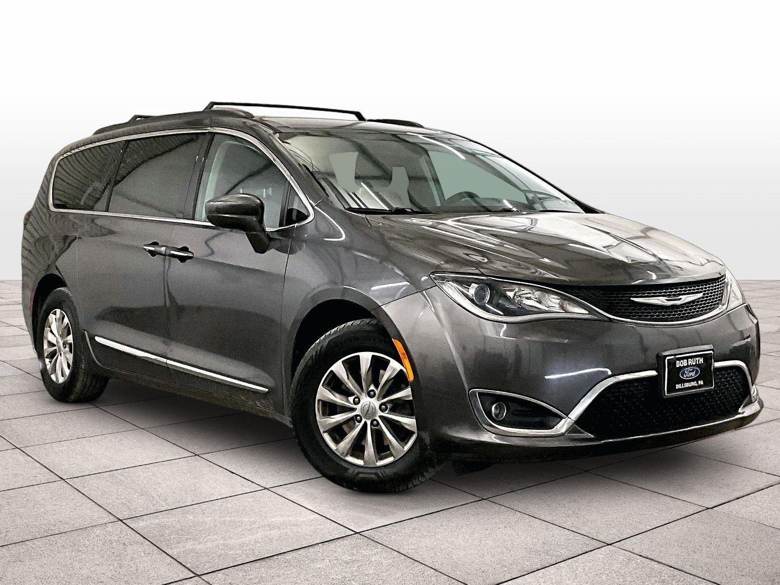 Used 2017 Chrysler Pacifica Touring-L w/ 13 Speaker Alpine Sound Group image 2