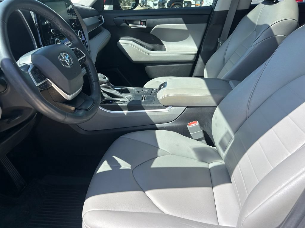 Used 2022 Toyota Highlander XLE FWD image 11