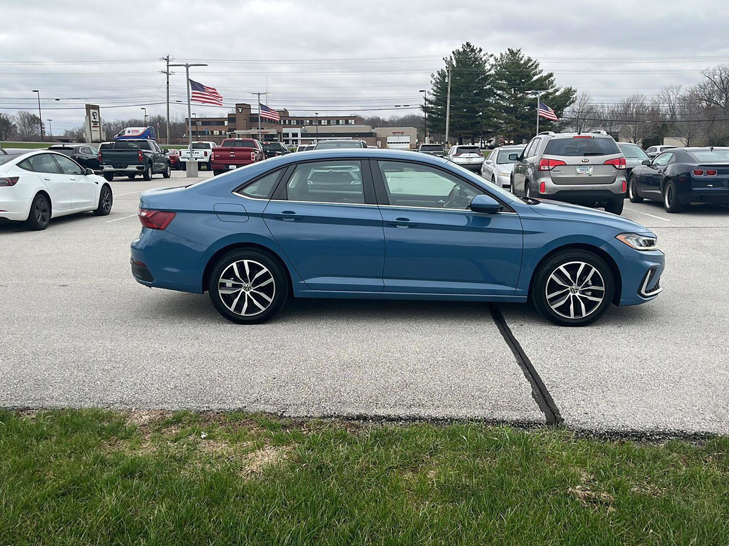 Used 2025 Volkswagen Jetta SE FWD image 7