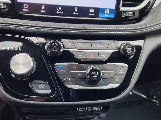 Used 2024 Chrysler Pacifica Touring FWD image 43