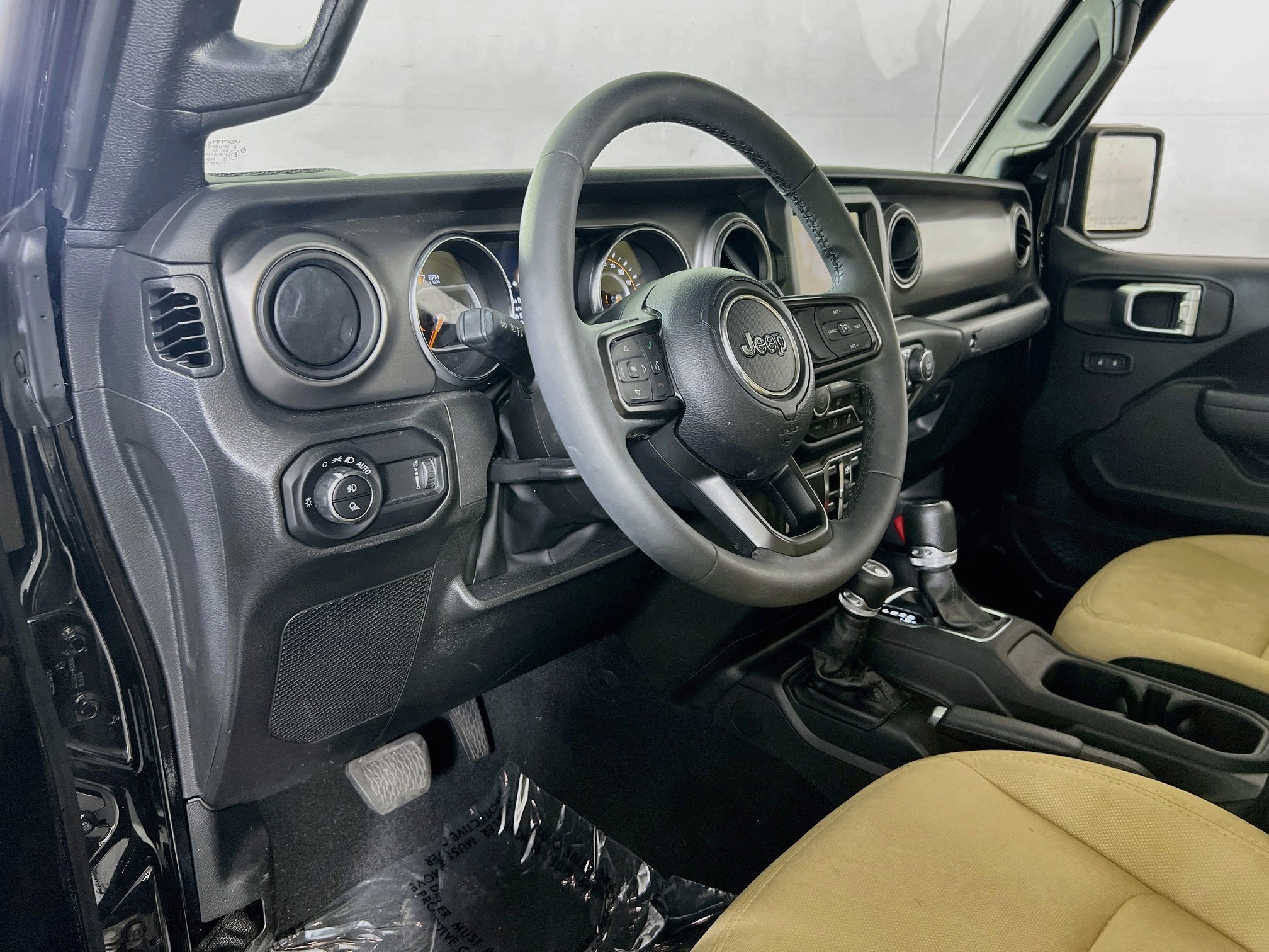 Used 2023 Jeep Gladiator Sport AWD/4WD image 9