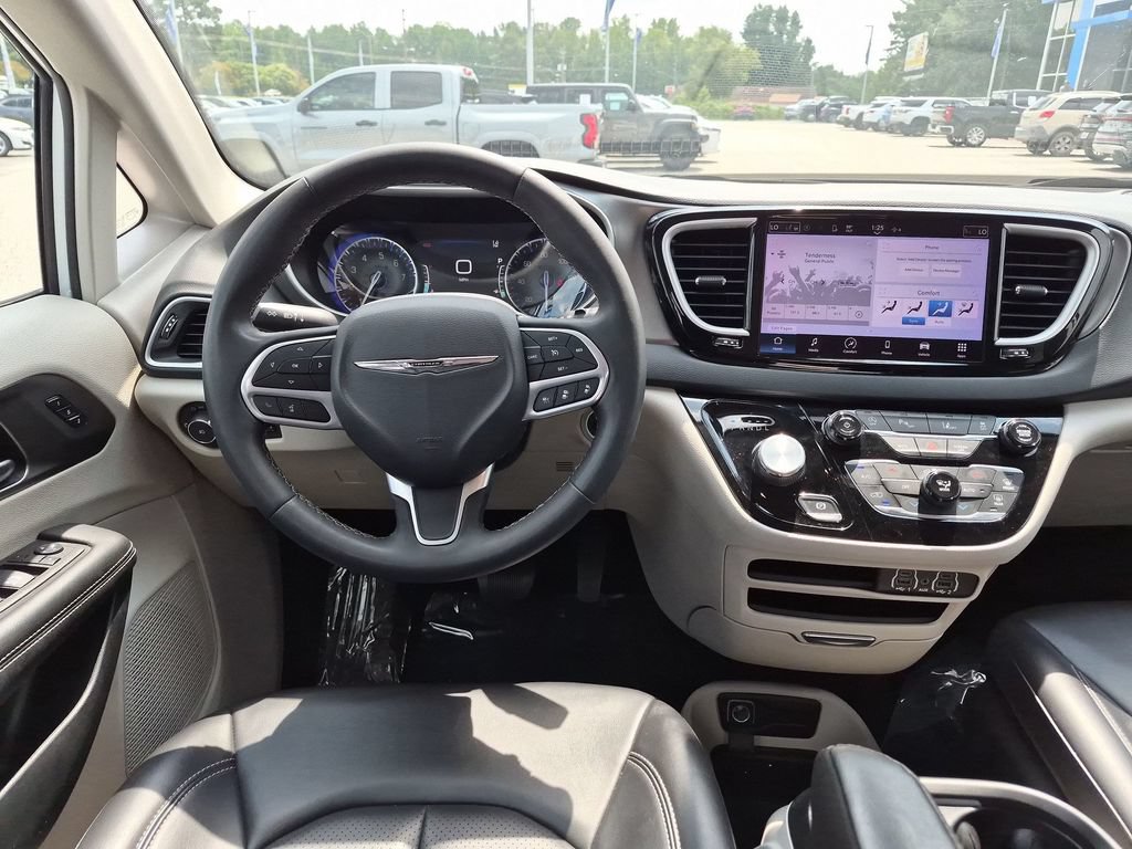 Used 2023 Chrysler Pacifica Touring-L FWD image 30