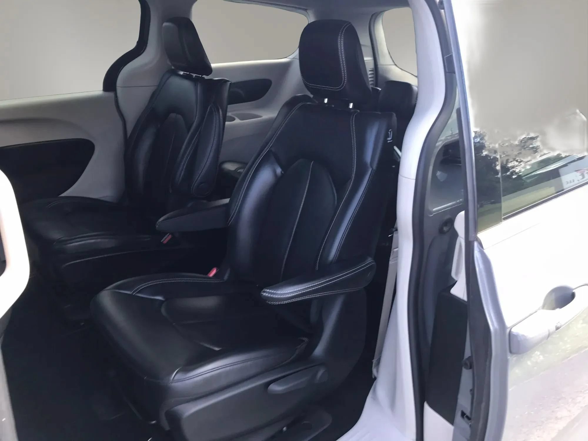 Used 2023 Chrysler Pacifica Touring-L FWD image 35