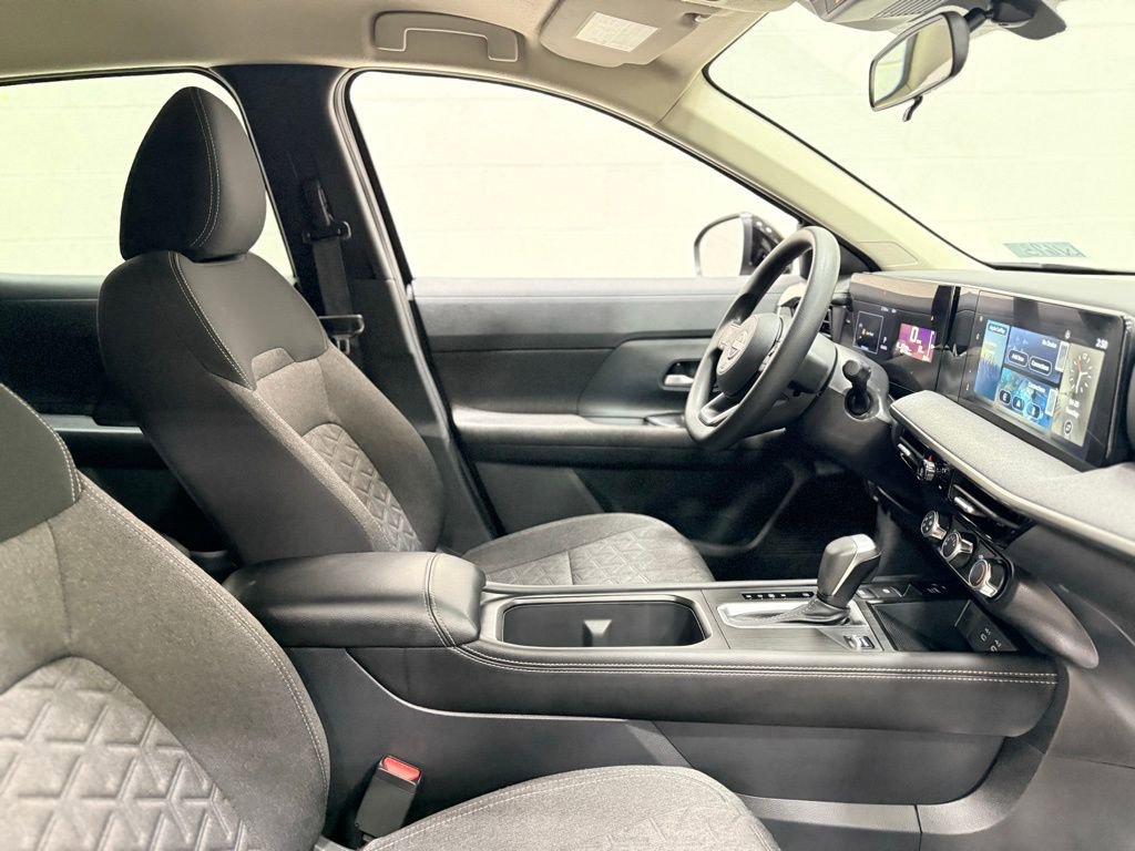Used 2025 Nissan Kicks SV AWD/4WD image 37