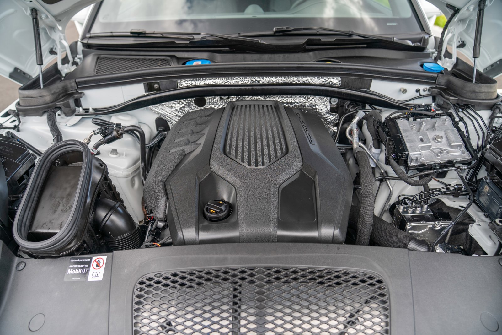 Certified 2026 Porsche Macan AWD/4WD image 29