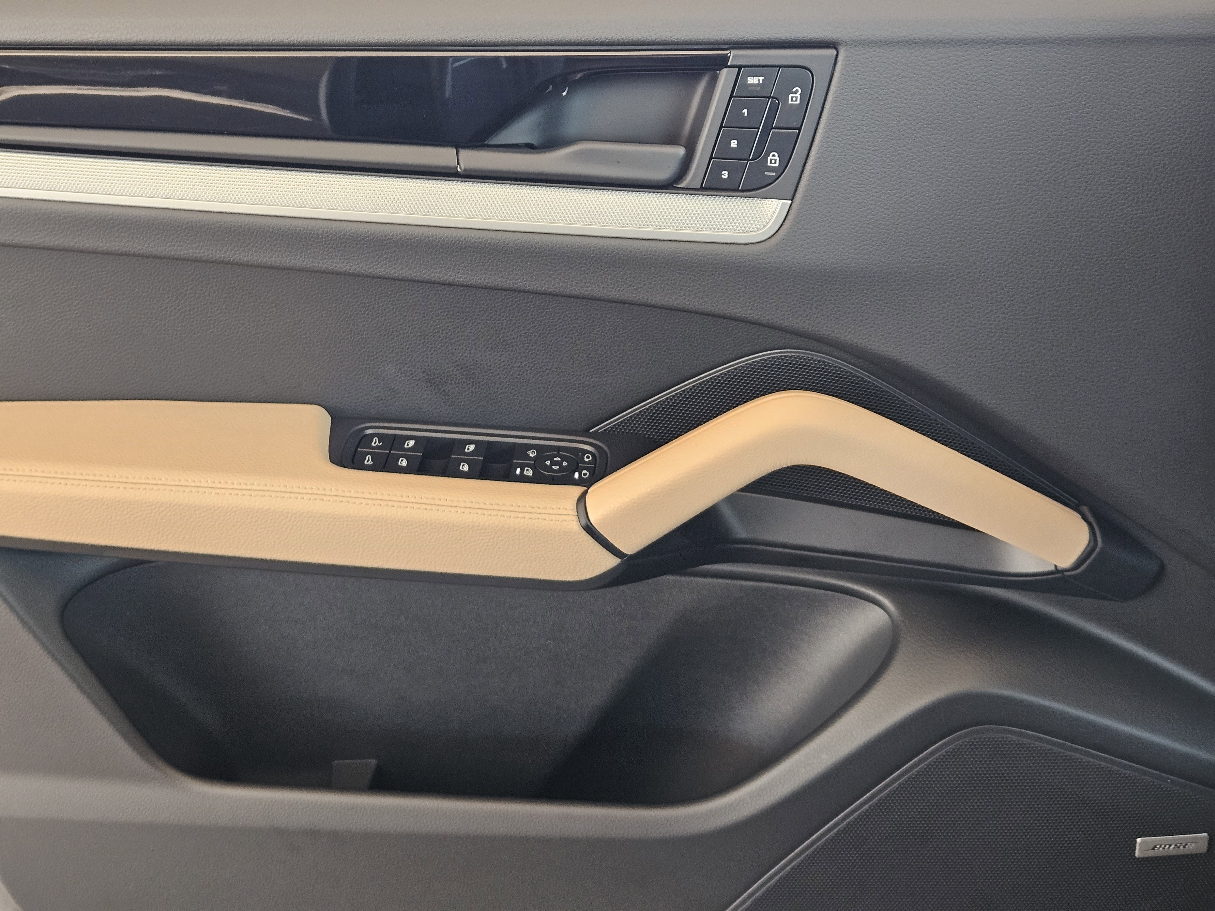 Certified 2025 Porsche Cayenne Coupe image 23