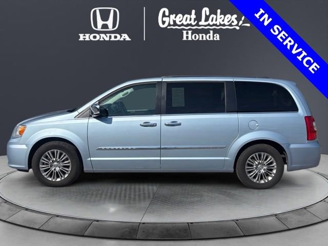 Used 2016 Chrysler Town & Country Touring-L FWD image 3