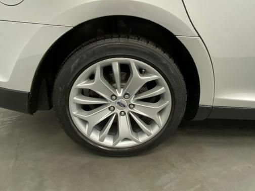 Used 2019 Ford Taurus Limited FWD image 17