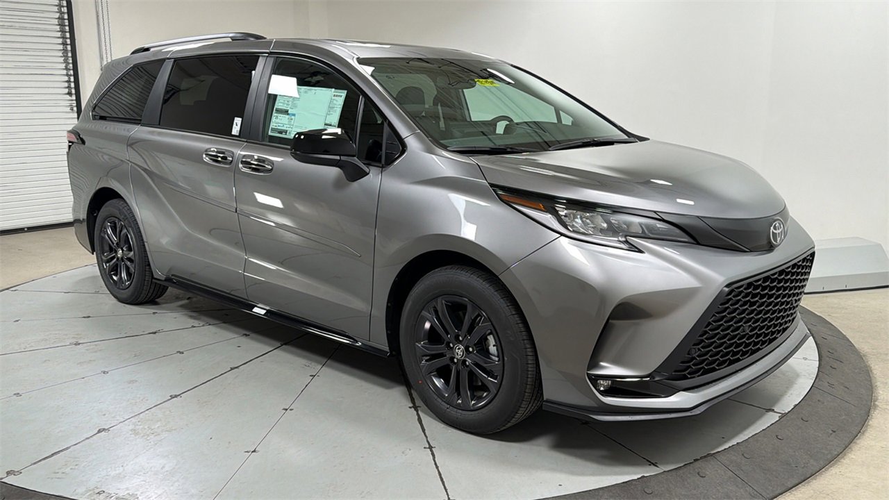 New 2026 Toyota Sienna XSE image 3