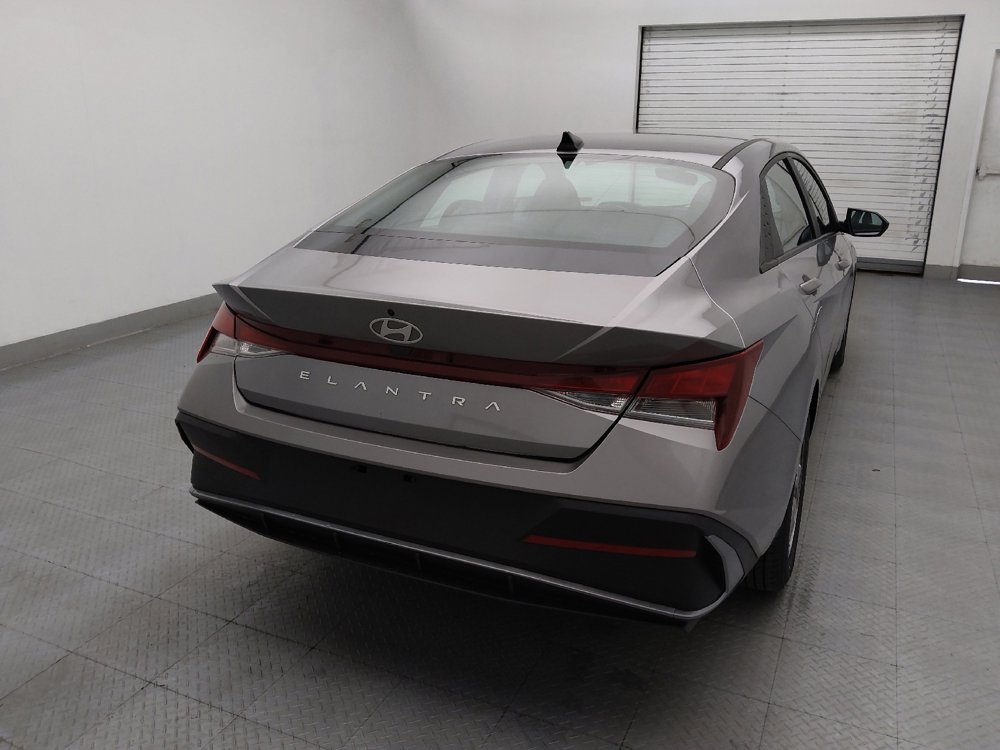 Used 2024 Hyundai Elantra SE FWD image 7