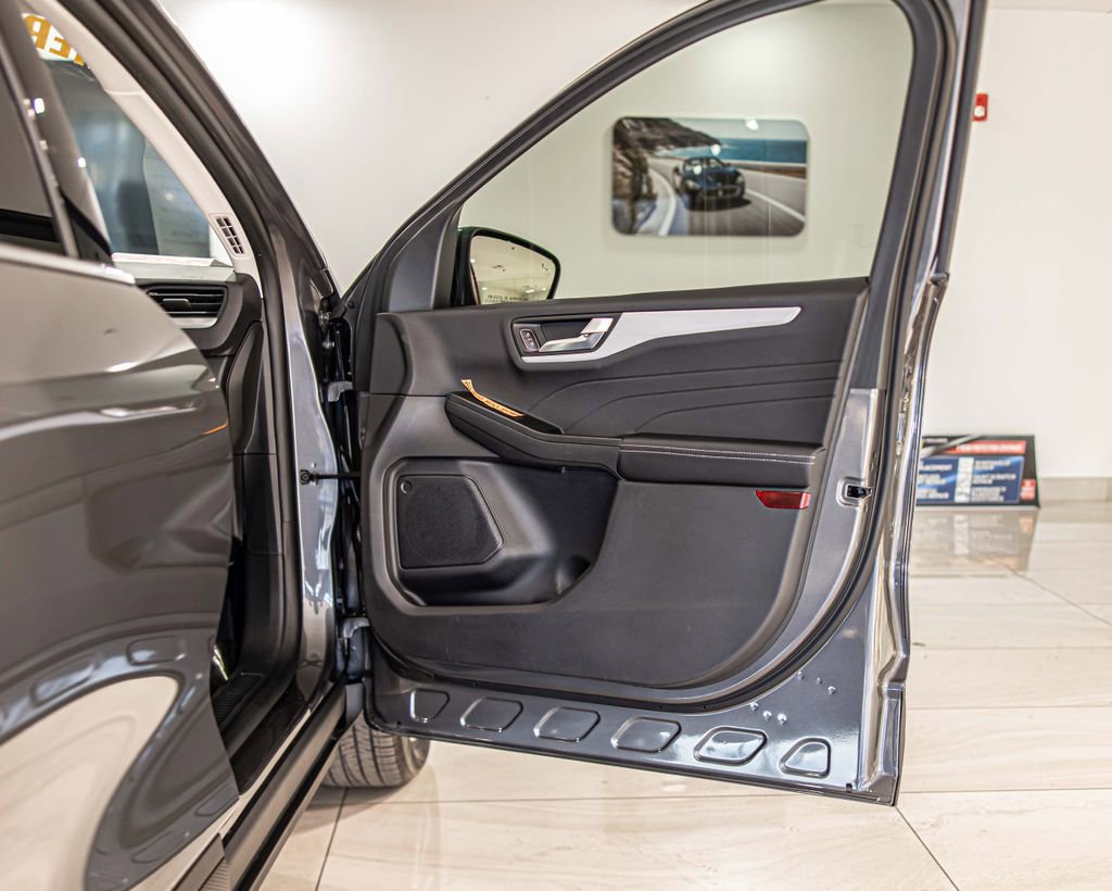 Used 2025 Ford Escape Platinum image 40