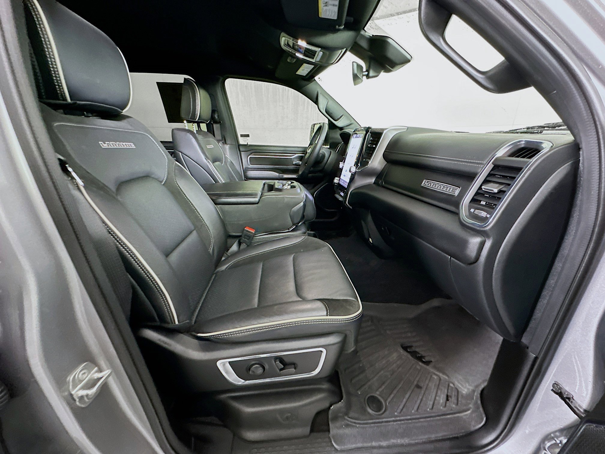 Used 2025 RAM 1500 Laramie image 30