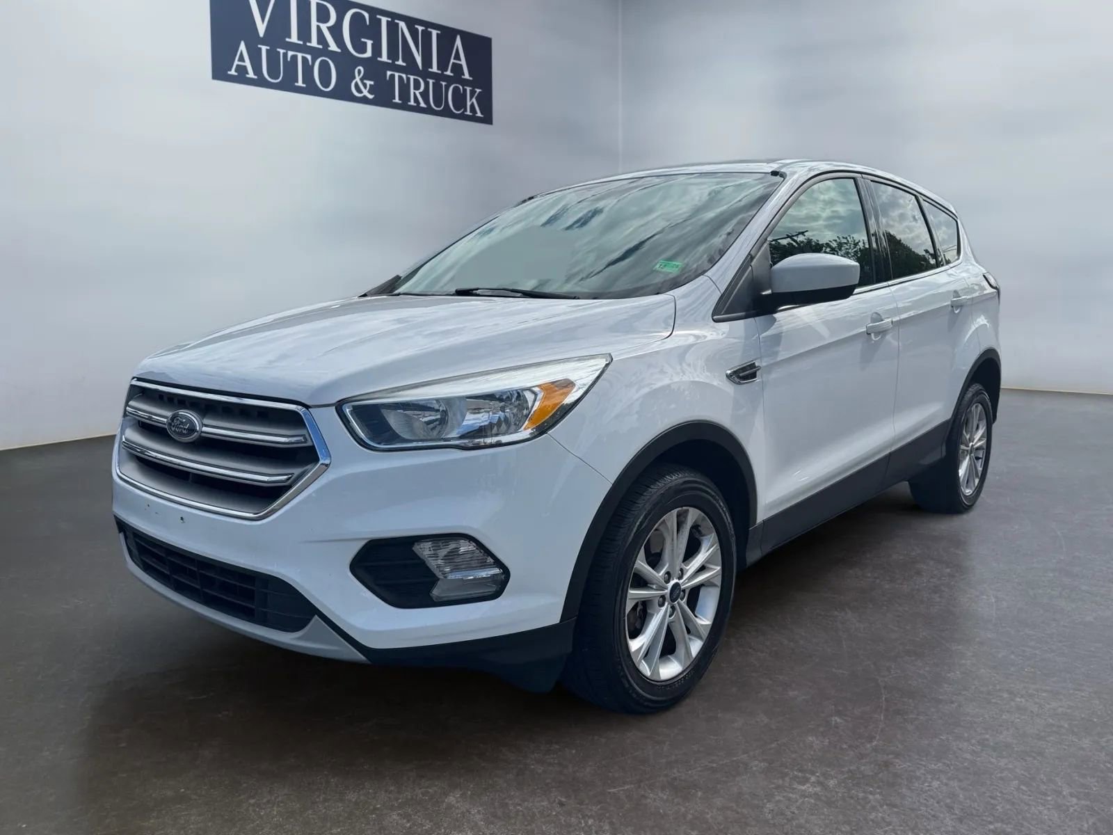 Used 2017 Ford Escape SE AWD/4WD image 1