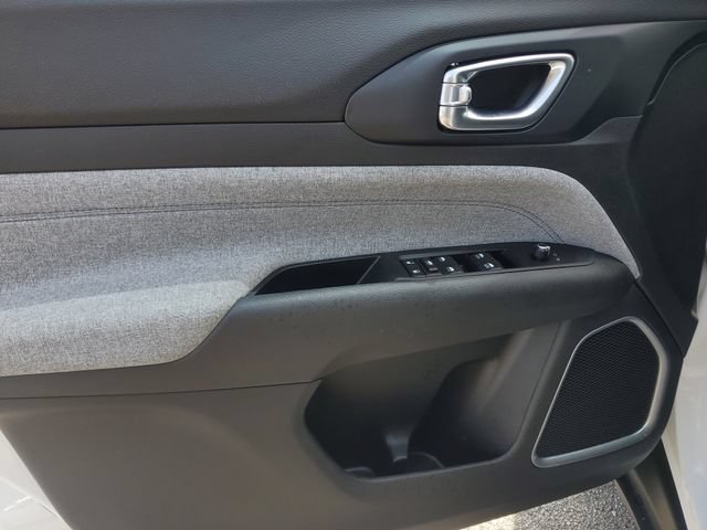 Used 2022 Jeep Compass Latitude FWD image 21