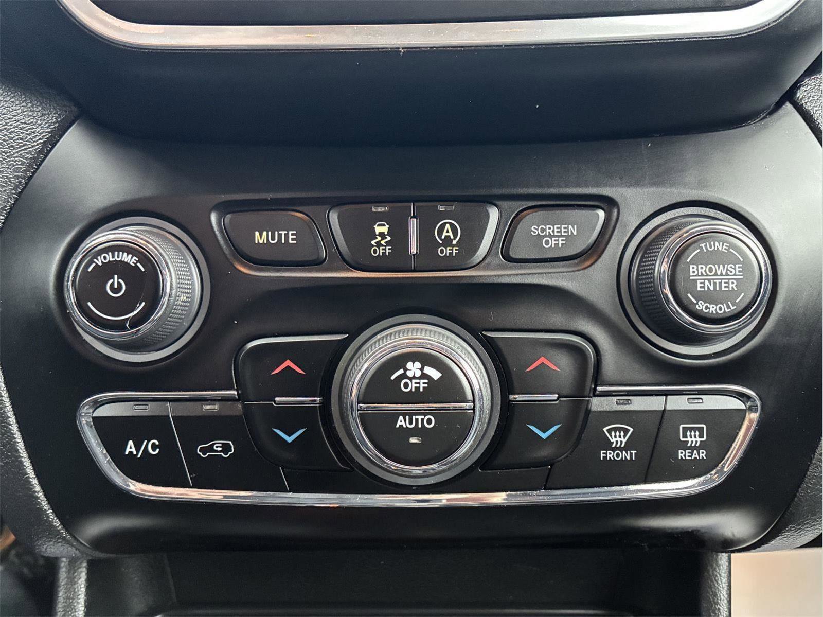 Used 2023 Jeep Cherokee Altitude Lux AWD/4WD image 27