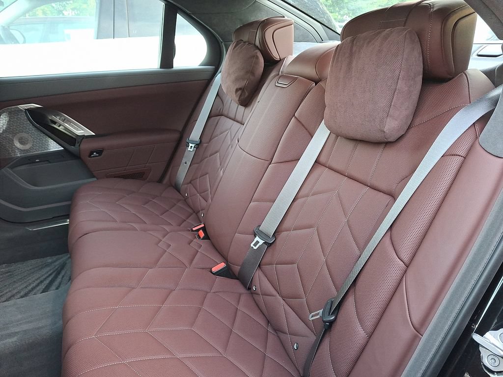 Certified 2024 BMW 760i xDrive w/ Executive Package AWD/4WD image 7
