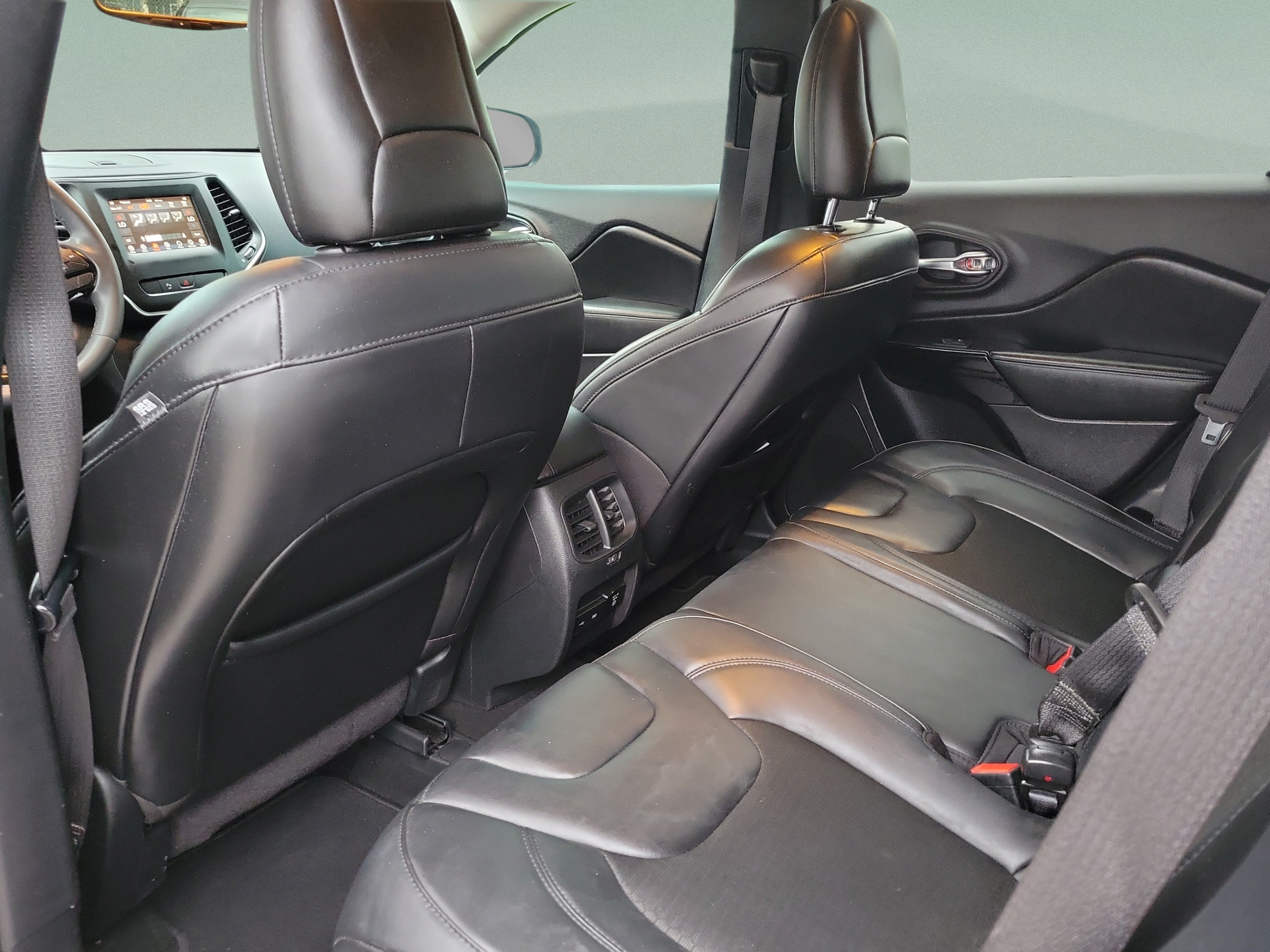 Used 2020 Jeep Cherokee Latitude Plus FWD image 28
