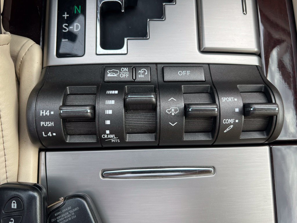 Used 2013 Lexus LX 570 4WD w/ Luxury Pkg image 44