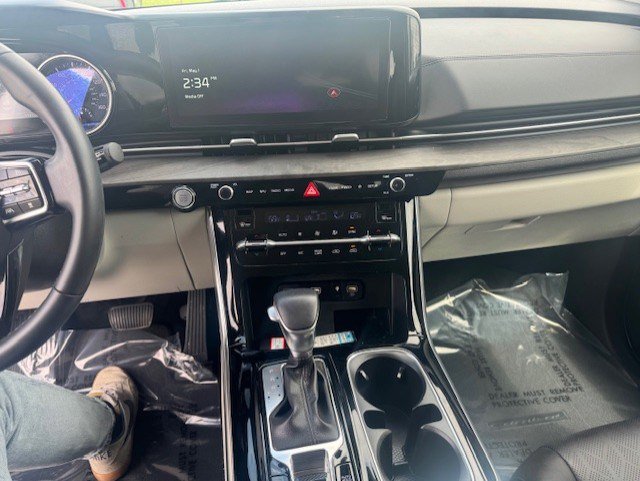 Used 2024 Kia Carnival EX FWD image 18