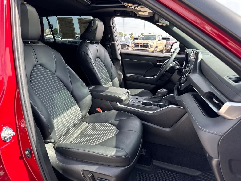 Used 2022 Toyota Highlander XSE FWD image 12