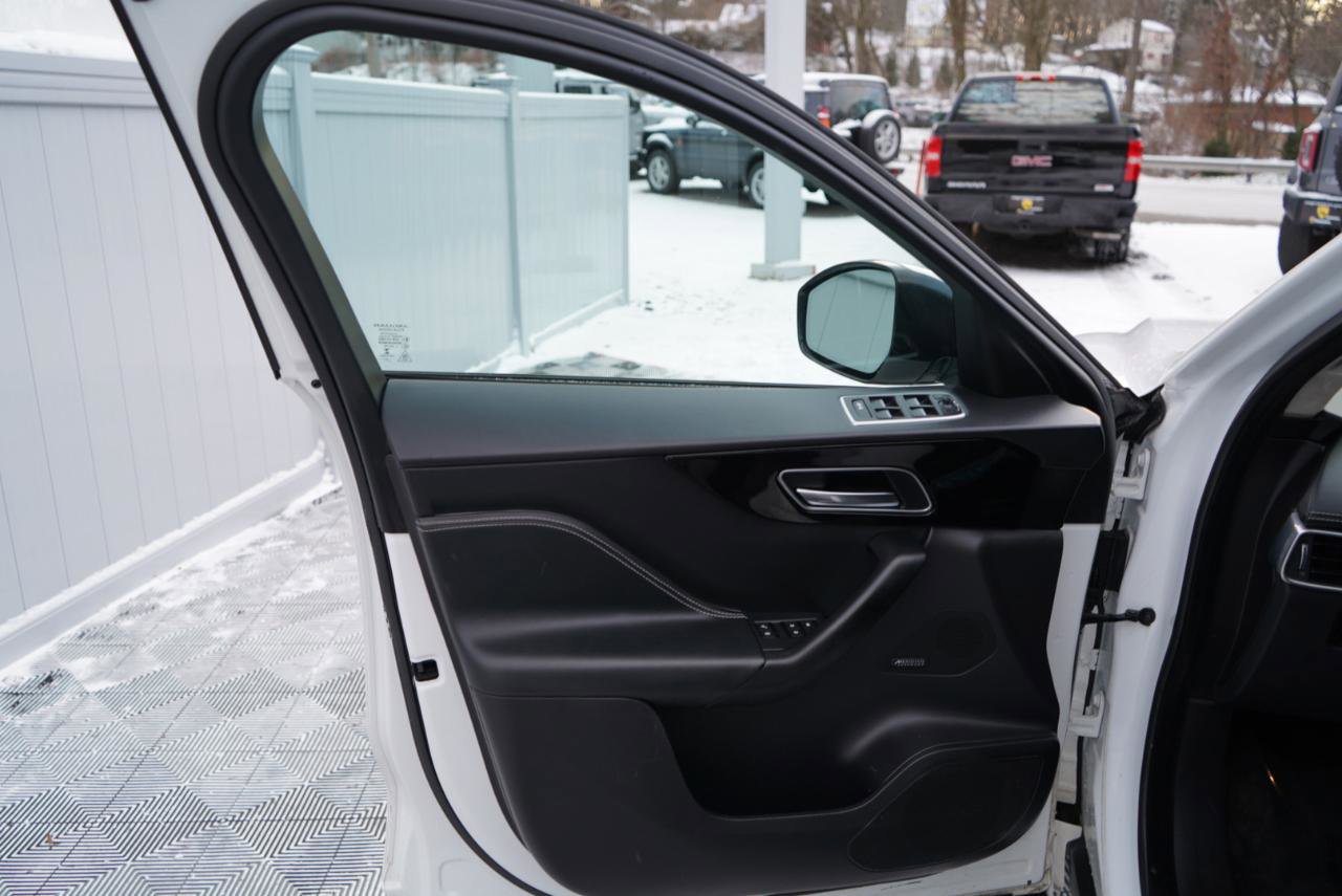 Used 2020 Jaguar F-PACE R-Sport image 26