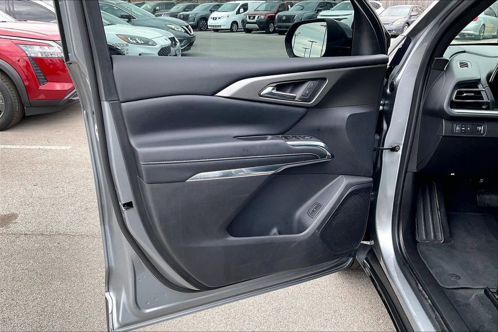 Used 2025 Chevrolet Traverse LT image 24