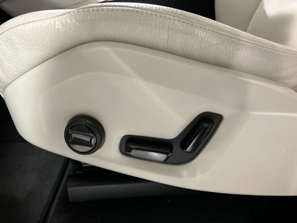 Used 2023 Volvo XC90 B6 Plus image 11