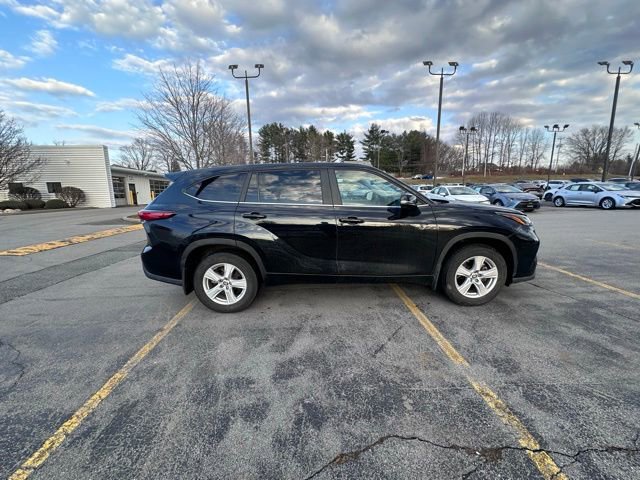 Used 2023 Toyota Highlander LE image 2