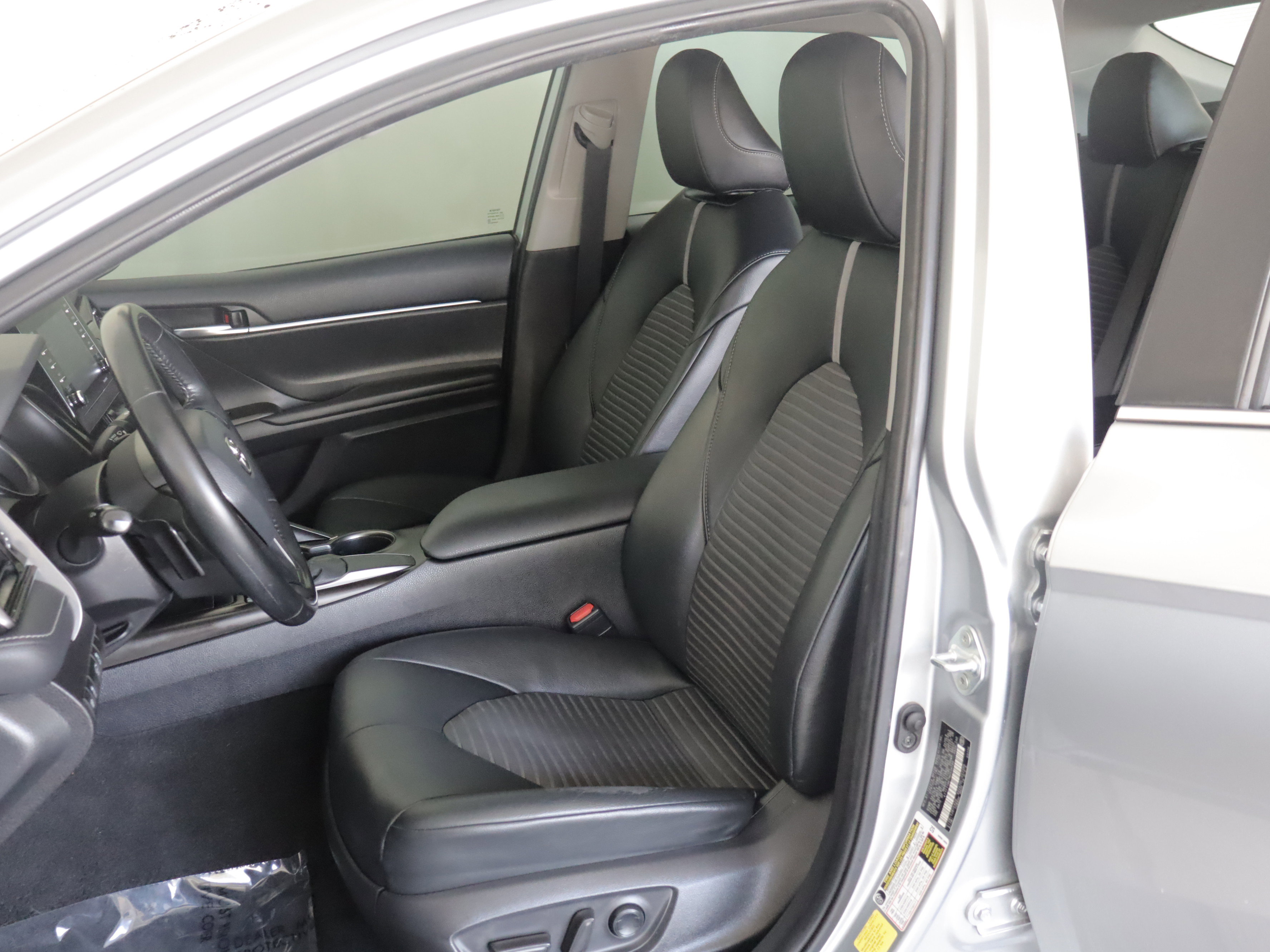 Used 2021 Toyota Camry SE w/ Convenience Package FWD image 7
