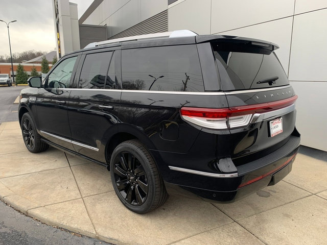 Used 2022 Lincoln Navigator Reserve image 3