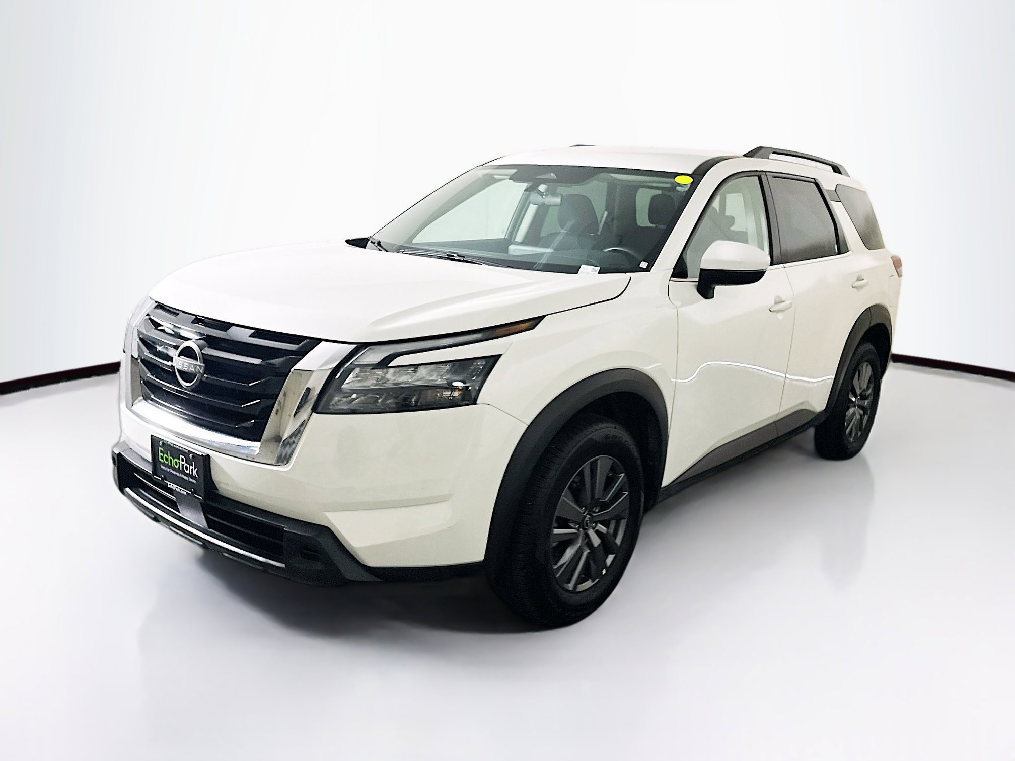 Used 2025 Nissan Pathfinder SV image 3