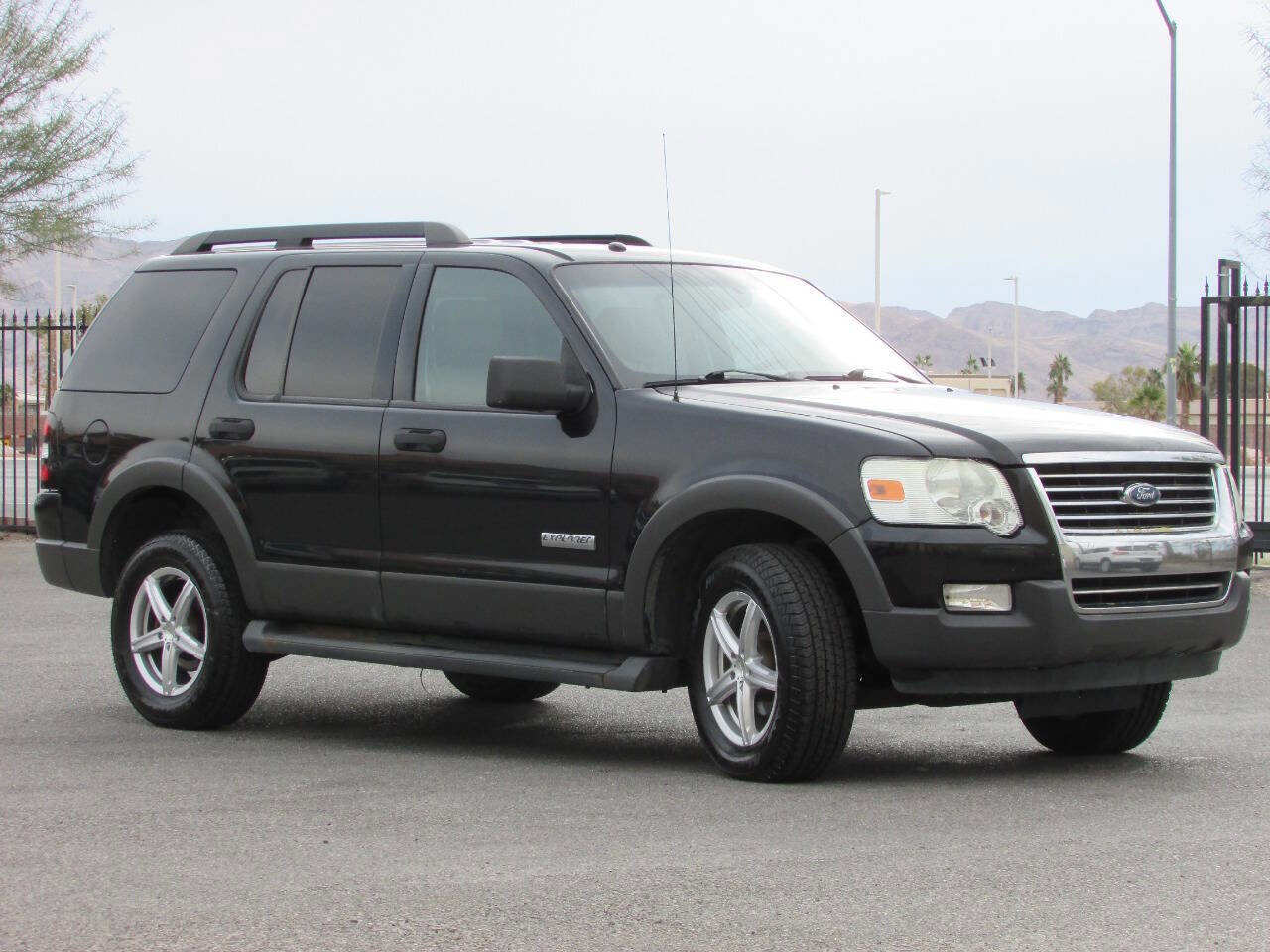 Used 2006 Ford Explorer XLT AWD/4WD image 2
