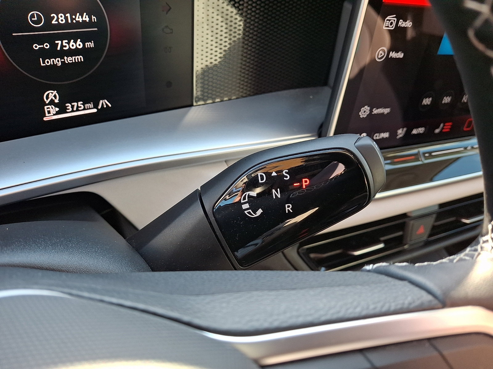 Certified 2025 Volkswagen Tiguan SE image 15