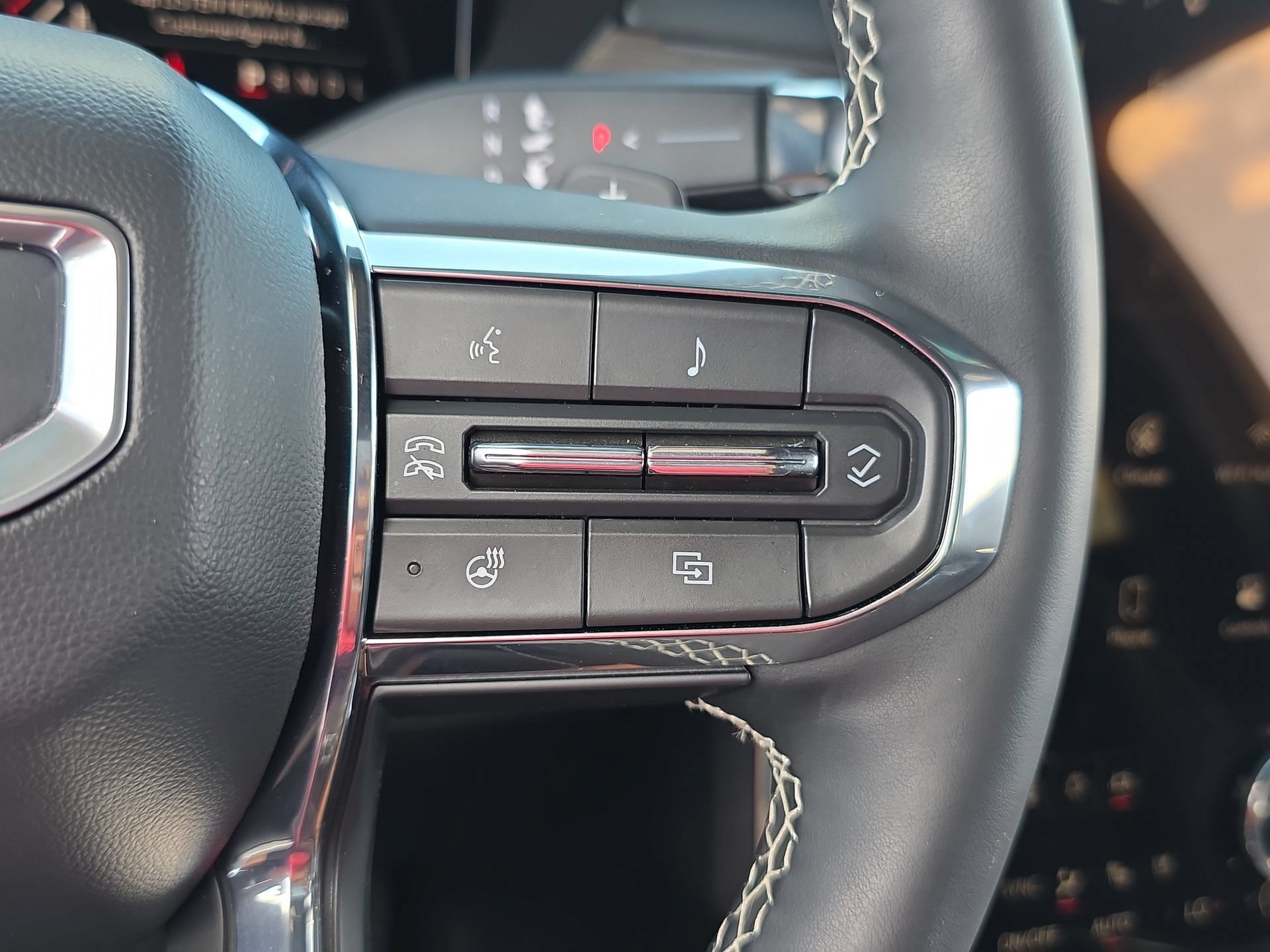 Used 2025 GMC Acadia Denali FWD image 21