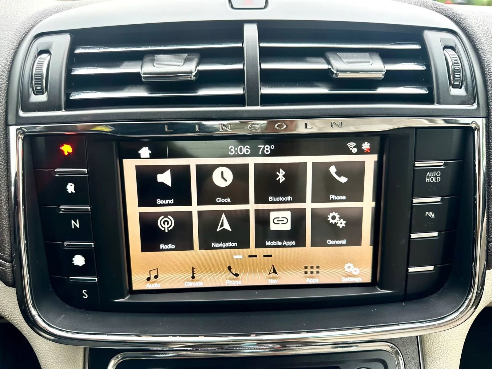 Used 2017 Lincoln Continental Select FWD image 18