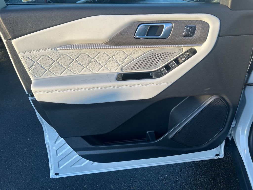 Certified 2025 Ford Explorer Platinum w/ Ultimate Package image 17