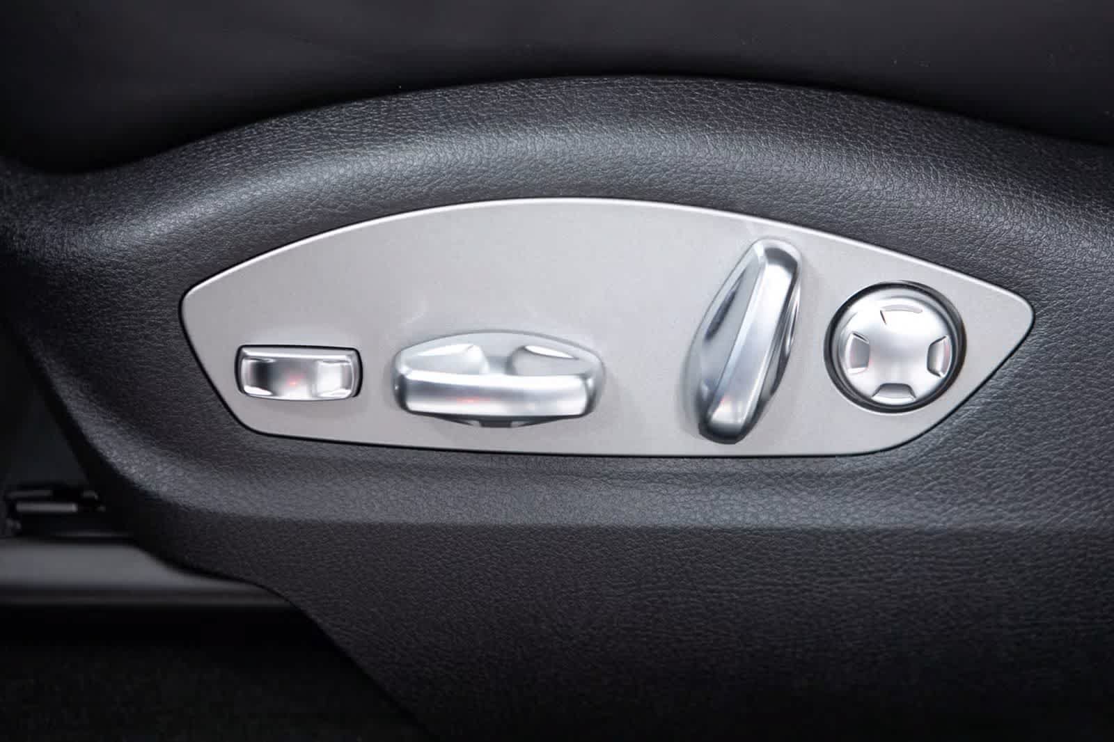 Used 2026 Porsche Macan AWD/4WD image 23