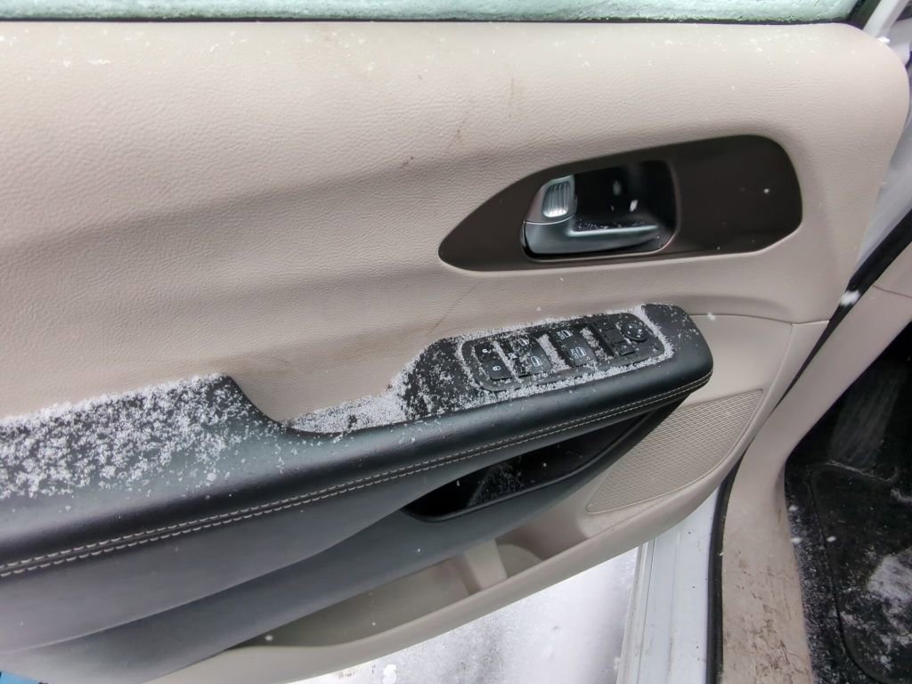 Used 2023 Chrysler Voyager LX image 8