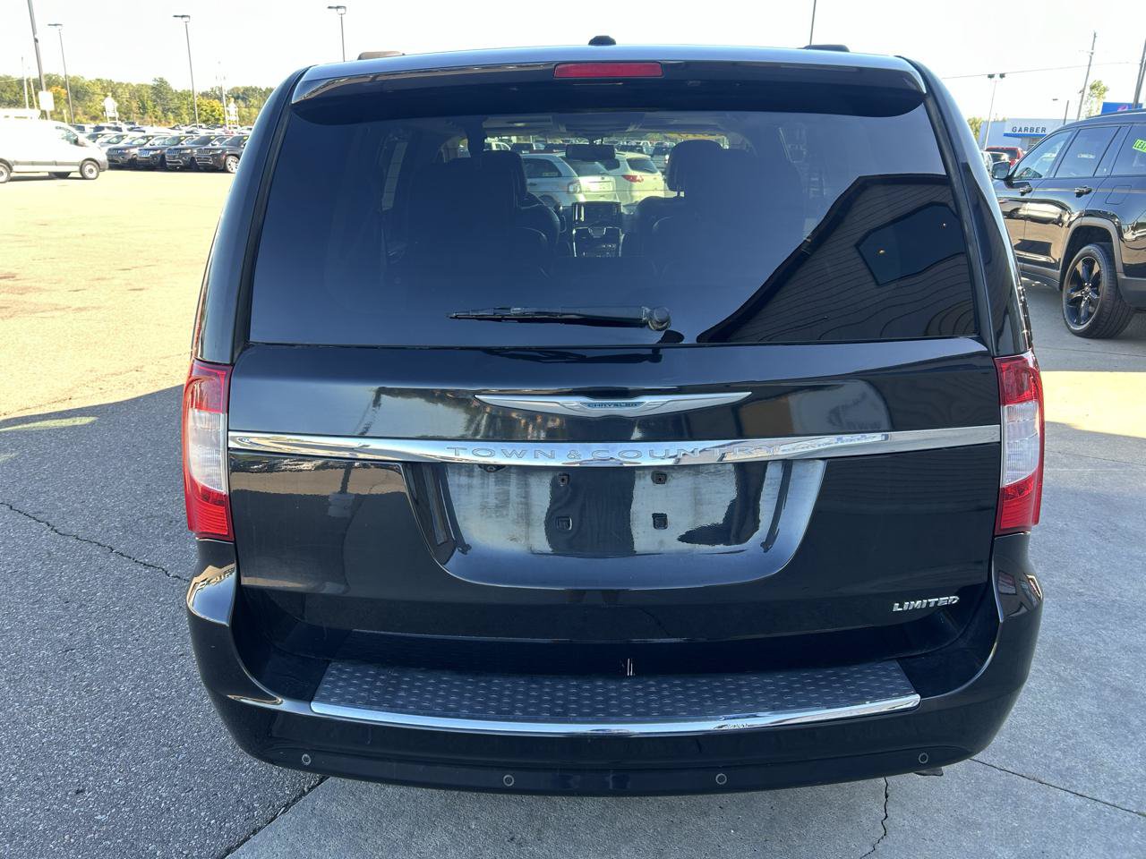 Used 2015 Chrysler Town & Country Limited Platinum FWD image 6