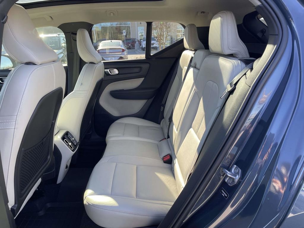 Used 2021 Volvo XC40 T5 Momentum w/ Premium Package image 3