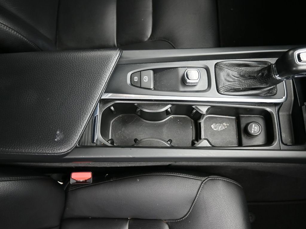 Used 2018 Volvo XC60 T6 Momentum w/ Advanced Package image 29