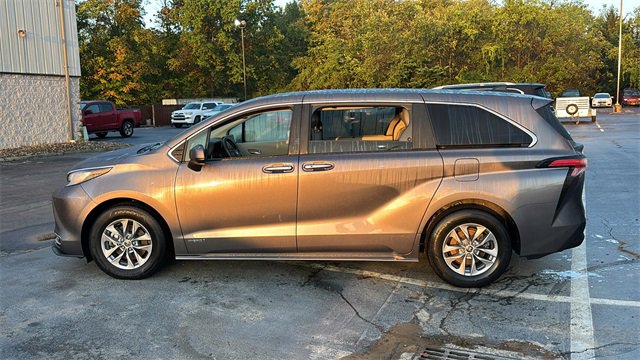 Used 2021 Toyota Sienna XLE image 10