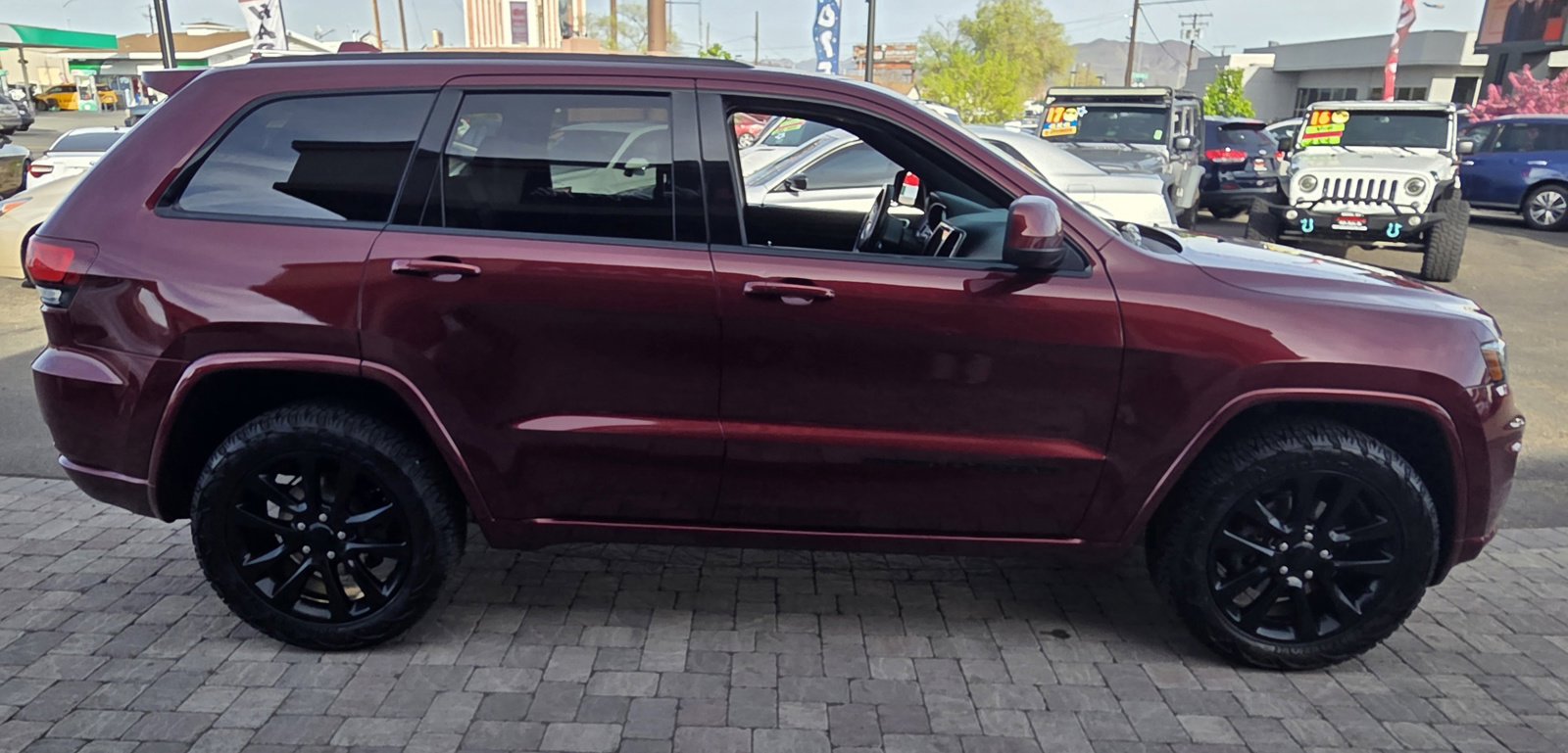 Used 2017 Jeep Grand Cherokee Altitude image 4