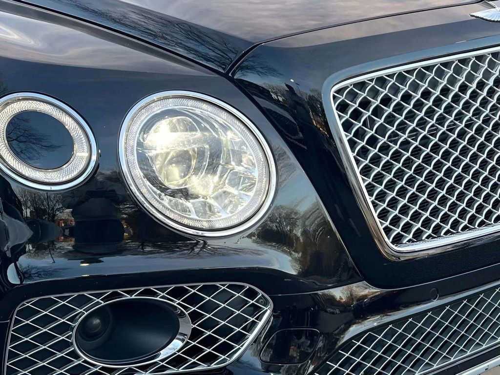 Used 2017 Bentley Bentayga image 32