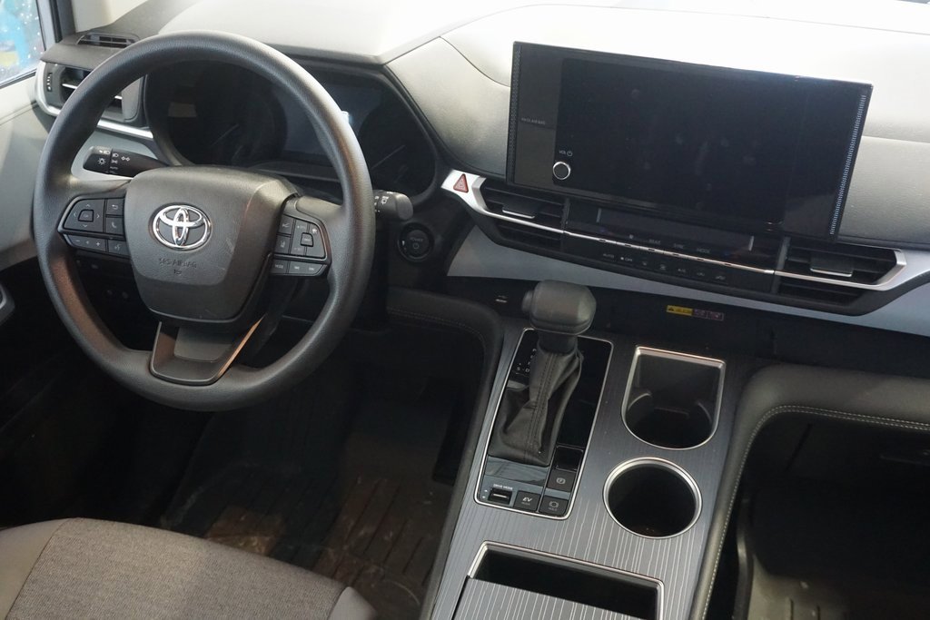Used 2025 Toyota Sienna LE image 25