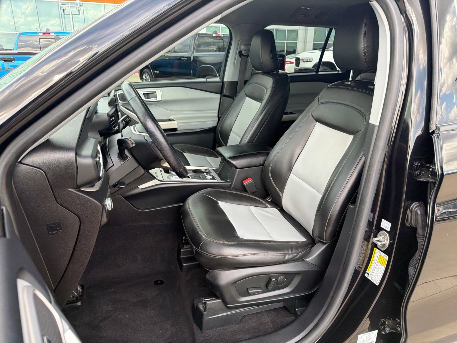 Used 2022 Ford Explorer XLT w/ Equipment Group 202A AWD/4WD image 14
