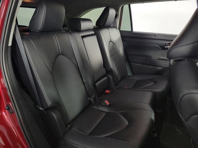 Used 2025 Toyota Highlander XLE FWD image 20